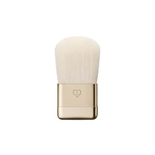  Clé de Peau Beauté The Luminizing Face Enhancer Brush